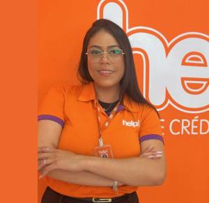 [Colaboradora da Desenrola no ambiente de trabalho]