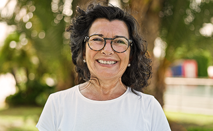 [Imagem de uma mulher de meia-idade sorrindo]